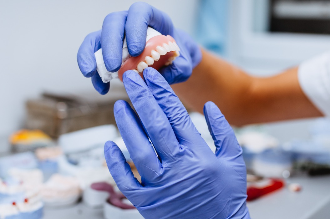 eine Zahnprothese als herausnehmbarer Zahnersatz